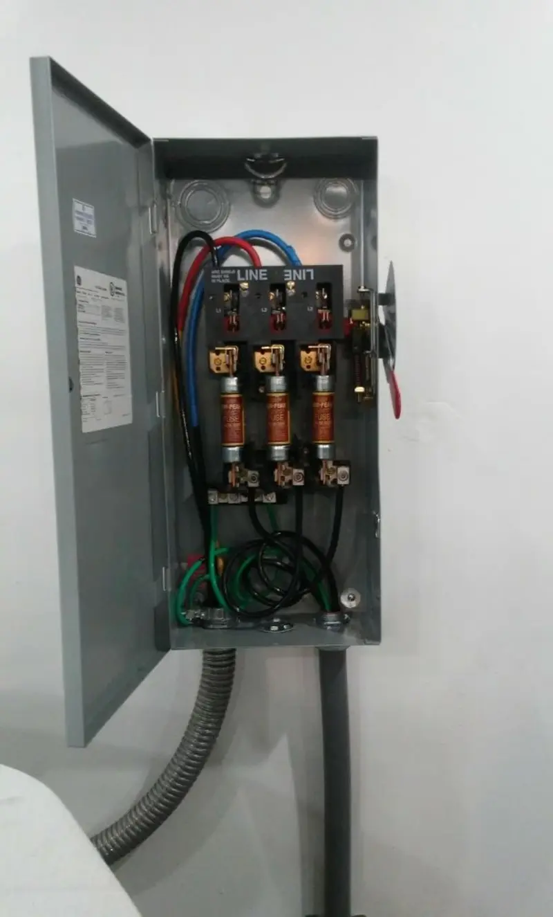 Three-phase disconnect switch installed for Smoke Detector Installation in Tavares